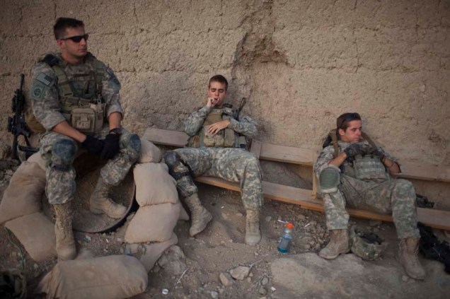 Soldados descansam durante patrulha na vila de Kuhak