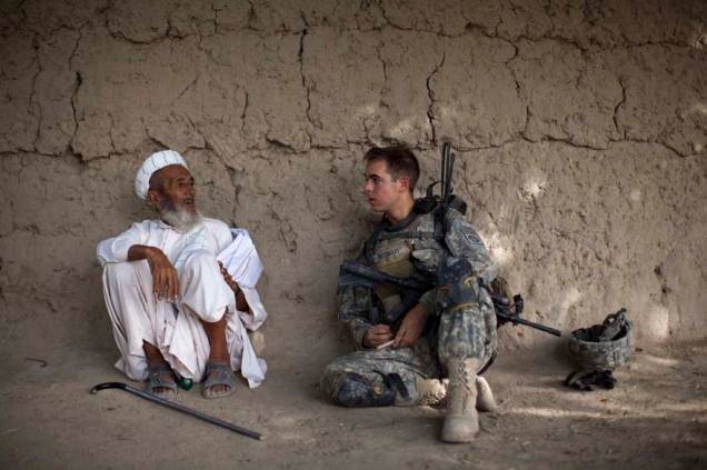 Soldado americano conversa com afegão
