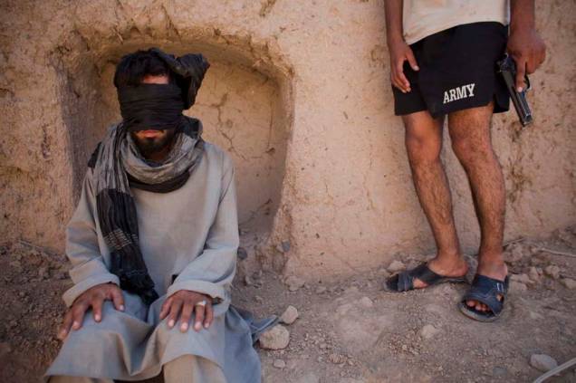 Soldado americano e um suspeito talibã