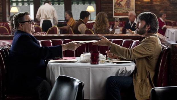 Ben Affleck e John Goodman em cena de 'Argo'