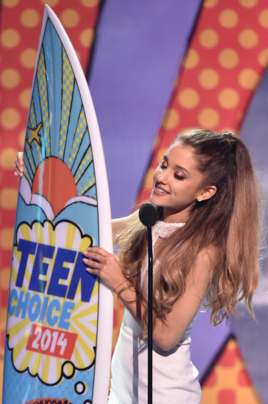 Ariana Grande recebe prêmio de melhor cantora no Teen Choice Awards 2014