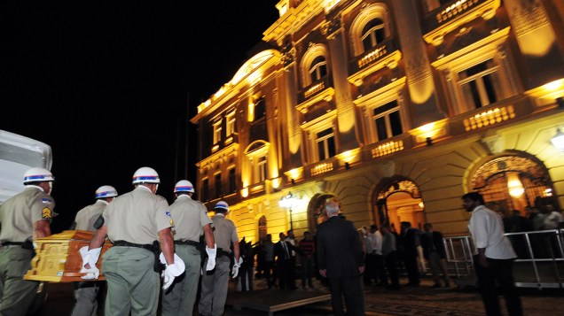 O corpo do escritor Ariano Suassuna chega para ser velado, no Palácio do Campo das Princesas, sede do governo estadual, no Recife