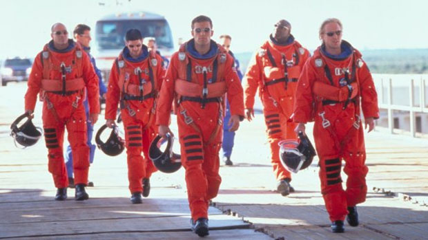 Cena do filme 'Armageddon' que mostra a luta de oficiais da Nasa para tirar a Terra da rota de um asteroide