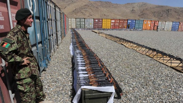 Oficial do Exército Nacional Afegão apresenta à imprensa as armas recolhidas de empresas privadas de segurança. Em agosto, o governo local anunciou que daria quatro meses para essas empresas encerrarem suas operações
