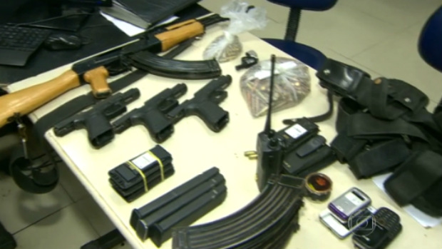 Armas apreendidas pela Polícia Militar na Ilha do Governador: PMs são suspeitos de vender parte do armamento a traficantes