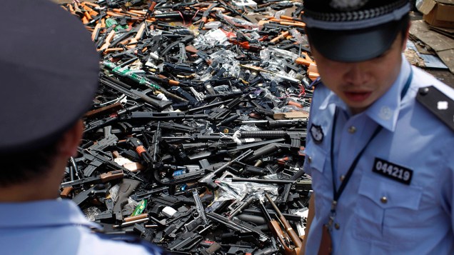 Mais de 100 mil armas ilegais, réplicas, facas e espadas recolhidas pelo Ministério da Segurança Pública foram destruídas em 150 cidades chinesas nesta manhã