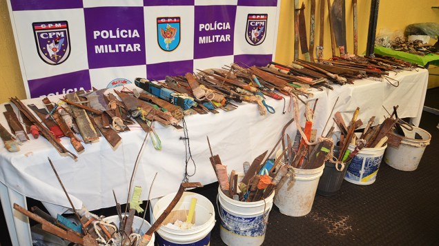 Armas artesanais e celulares foram apreendidos durante revista da PM no Complexo Penitenciário de Pedrinhas