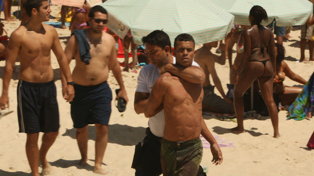 Um suspeito é detido por policial nas areias da praia de Ipanema durante arrastão