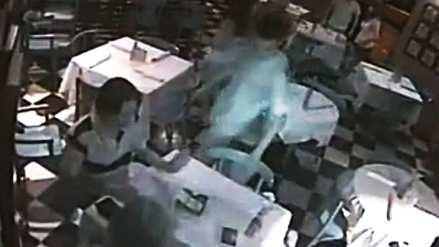 Câmera de segurança registra um arrastão no restaurante Astolpho