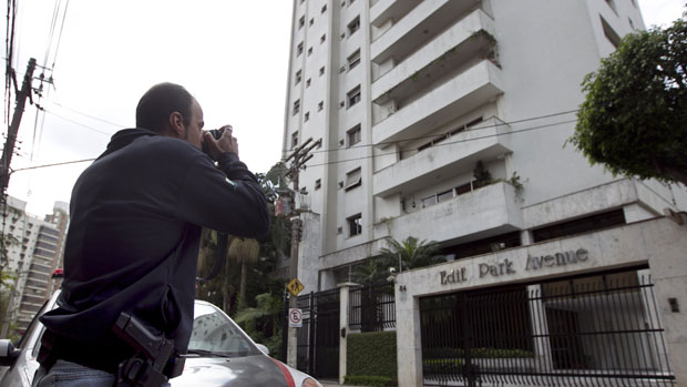 Policial fotografa a entrada do edifício assaltado no Morumbi, em São Paulo