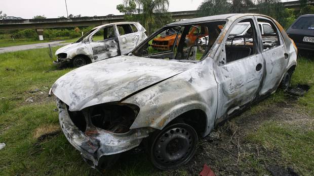 Arrastão na Linha Vermelha deixa carros queimados e provoca pânico nos motorista