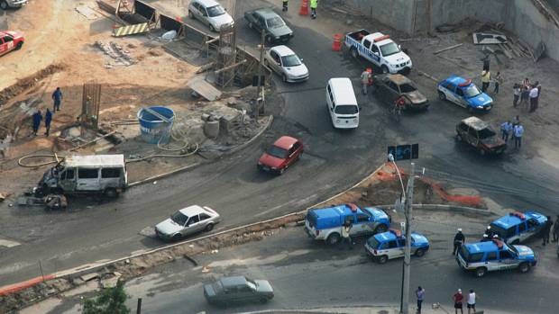 Cinco homens armados atearam fogo em uma van e em dois carros no início da manhã desta segunda-feira no Trevo das Margaridas
