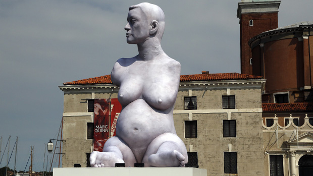 Escultura do britânico Marc Quinn na Bienal de Veneza