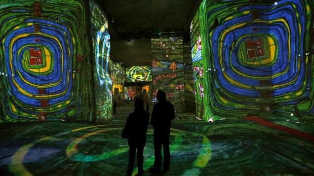 Visitantes observam os painéis da exposição Klimt and Vienna, a Century of Gold and Colours, na França