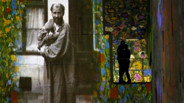 Casal observa auto-retrato do artísta autríaco Gustav Klimt