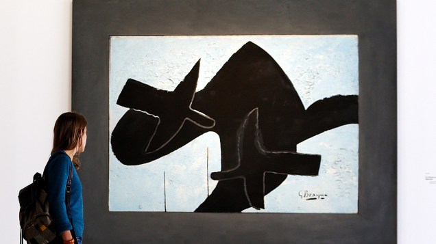 Visitante olha para a pintura "Les oiseaux noirs" (Os pássaros pretos, 1956-1957), do pintor francês Georges Braque (1882-1963), durante exposição no Museu do Grand Palais em Paris