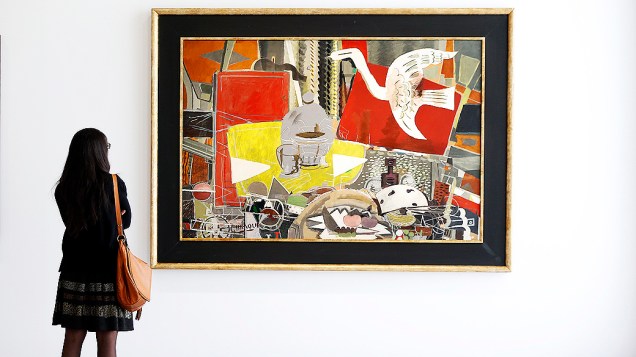 Visitante olha para a pintura "Atelier VIII" (1954-1955), do pintor francês Georges Braque (1882-1963), durante  exposição no Museu do Grand Palais em Paris
