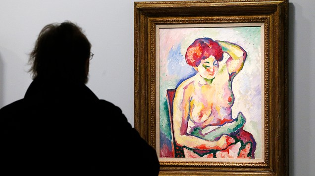 Visitante olha para a pintura "Nu assis" (nu assentada, 1907), do pintor francês Georges Braque (1882-1963), durante exposição no Museu do Grand Palais em Paris
