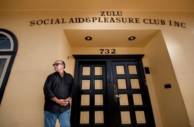 Tom Piazza, jornalista, escritor e roteirista da série Treme, exibida pelo canal HBO, em frente ao clube Zulu, um dos lugares onde a série foi filmada.