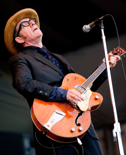 O músico Elvis Costello durante o festival.