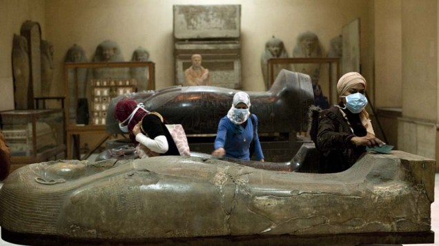 Mulheres limpam artefatos históricos no Museu Egípcio, Cairo