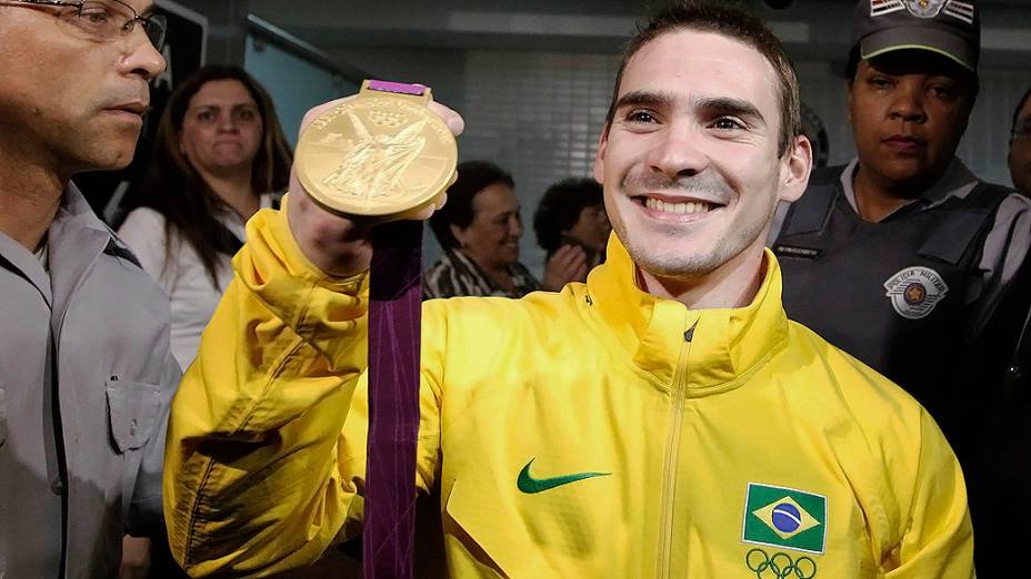 O campeão olímpico Arthur Zanetti exibe a medalha de ouro conseguida nas argolas