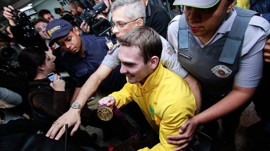 O campeão olímpico Arthur Zanetti foi escoltado no desembarcou no Aeroporto de Cumbica, em Guarulhos