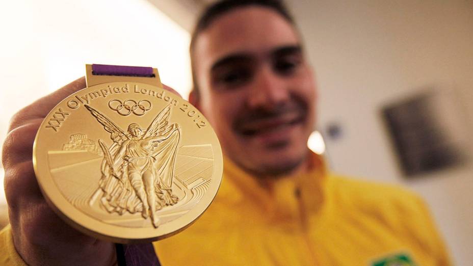 O campeão olímpico Arthur Zanetti exibe a medalha de ouro conseguida nas argolas