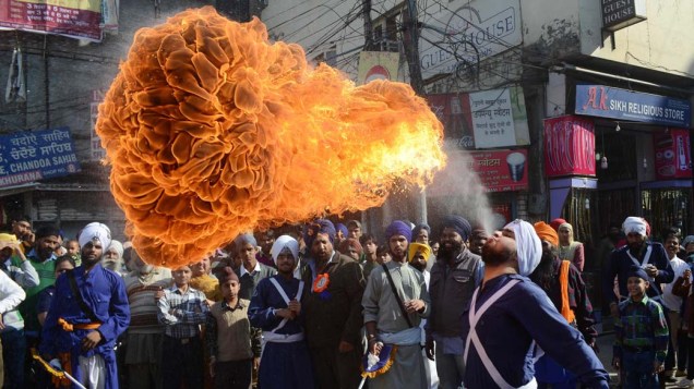 Indiano mostra habilidade de cuspir fogo, em Amritsar