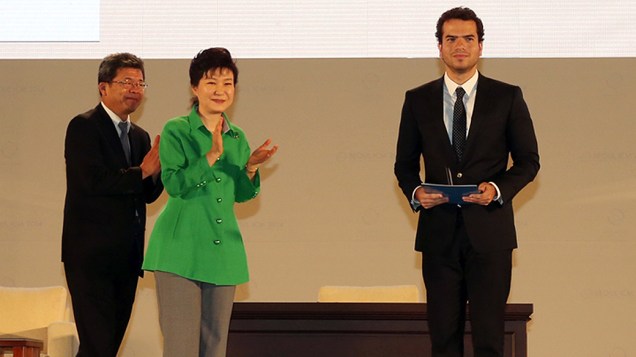 O presidente sul-coreano, Park Geun-Hye, e Maryam Mirzakhani, a primeira mulher a ganhar um prêmio de prestígio mundial na categoria, entregam o prêmio Fields para o brasileiro, Artur Avila, durante o Congresso Internacional de Matemática, na capital Seul<br> 