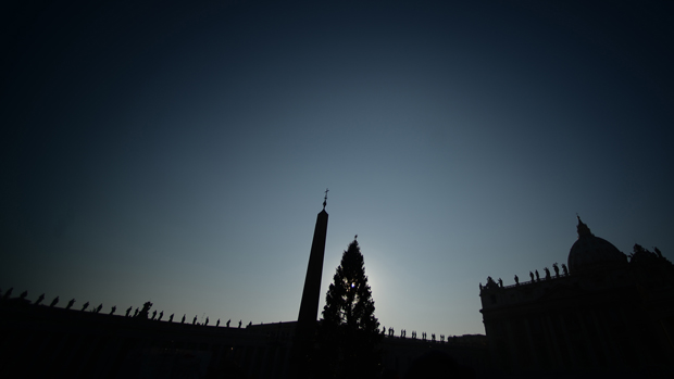 Enorme árvore de Natal decora a Praça de São Pedro, no Vaticano