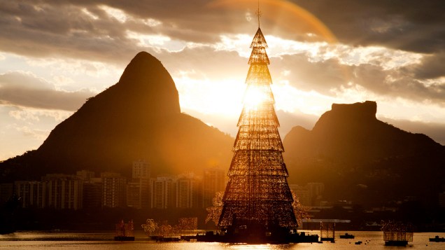 Desde o final de novembro, a maior árvore de Natal flutuante do mundo decora a paisagem a Lagoa Rodrigo de Freitas, na Zona Sul do Rio de Janeiro
