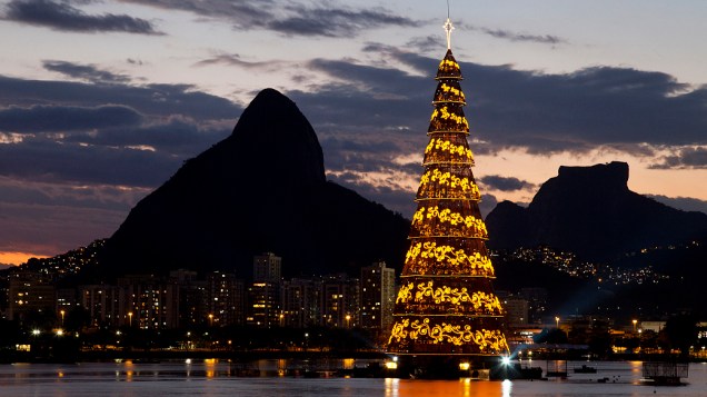Desde o final de novembro, a maior árvore de Natal flutuante do mundo decora a paisagem a Lagoa Rodrigo de Freitas, na Zona Sul do Rio de Janeiro