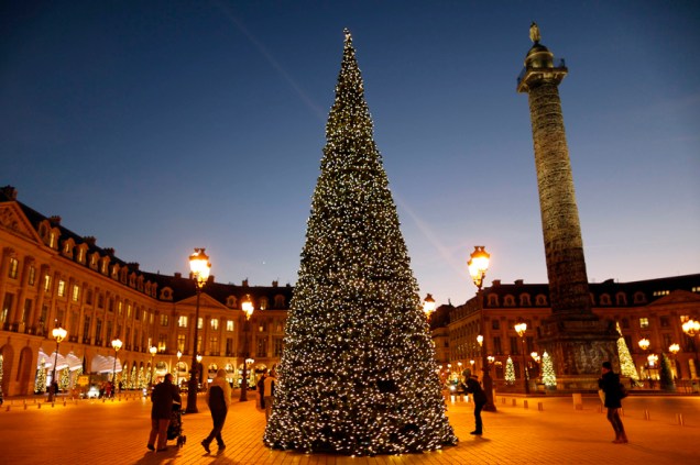 Parisienses olham árvore de Natal na Praça Vendome