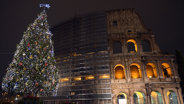 Decoração natalina em frente ao Coliseu, em Roma