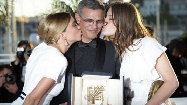As atrizes Lea Seydoux (e) e Adele Exarchopoulos beijam o cineasta Abdellatif Kechiche, que exibe a Palma de Ouro