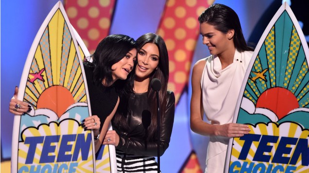 As irmãs Kylie Jenner, Kim Kardashian e Kendall Jenner aceitam prêmio de melhor reality show no Teen Choice Awards 2014