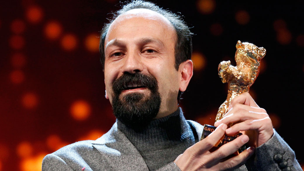 O diretor iraniano, Asghar Farhadi, comemora o prêmio de "Melhor Filme" no Festival de Berlim 2011