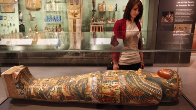 Visitante observa múmia da cantora Meresamun na exposição de artefatos do antigo Egito e Núbia no Museu Ashmolean, Inglaterra
