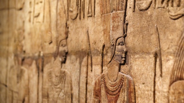 Detalhe do santuário feito em arenito do rei Taharga (690-664 a.C.) da Núbia na exposição de artefatos do antigo Egito e Núbia no Museu Ashmolean, Inglaterra