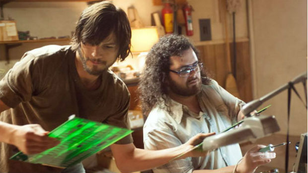 Os atores Ashton Kutcher e Josh Gad como Steve Jobs e Steve Wozniak respectivamente, em cena do filme jOBS