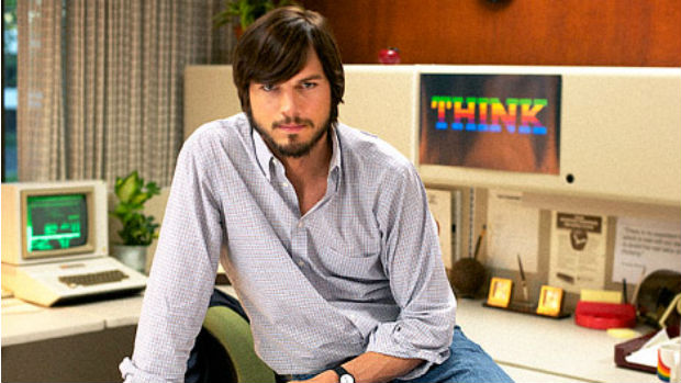 Ashton Kutcher caracterizado como Steve Jobs