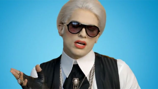 Ashton Kutcher parodia o estilista Karl Lagerfeld em comercial