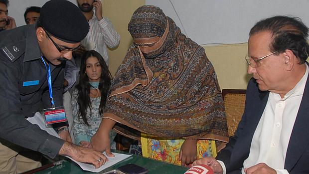 A cristã Asia Bibi entrega os documentos para apelar contra a sentença de pena de morte, no Paquistão