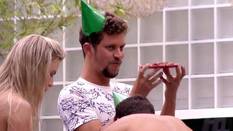 Aslan ganha festa surpresa no BBB13