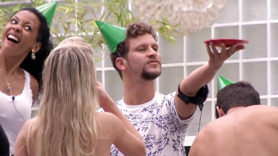 Aslan ganha festa surpresa no BBB13