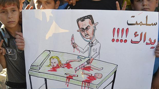 Assad: crianças exibem caricatura que mostra ditador como assassino