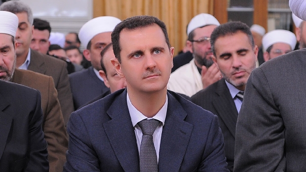 O ditador sírio Bashar Assad, durante cerimônia religiosa neste domingo