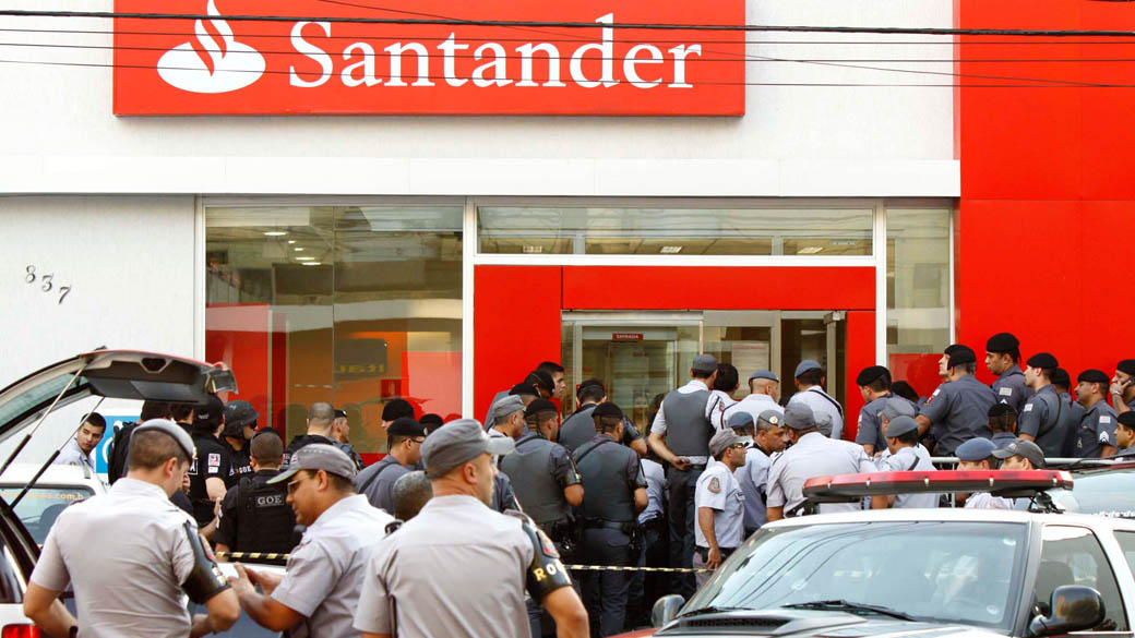 Policiais ao redor do banco Santander na Avenida Presidente Altino no bairro do Jaguaré, zona oeste de São Paulo