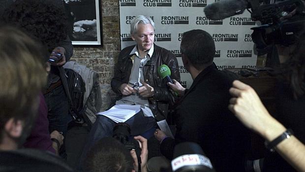 Fundador do WikiLeaks, Julian Assange, fala a jornalistas sobre vazamento